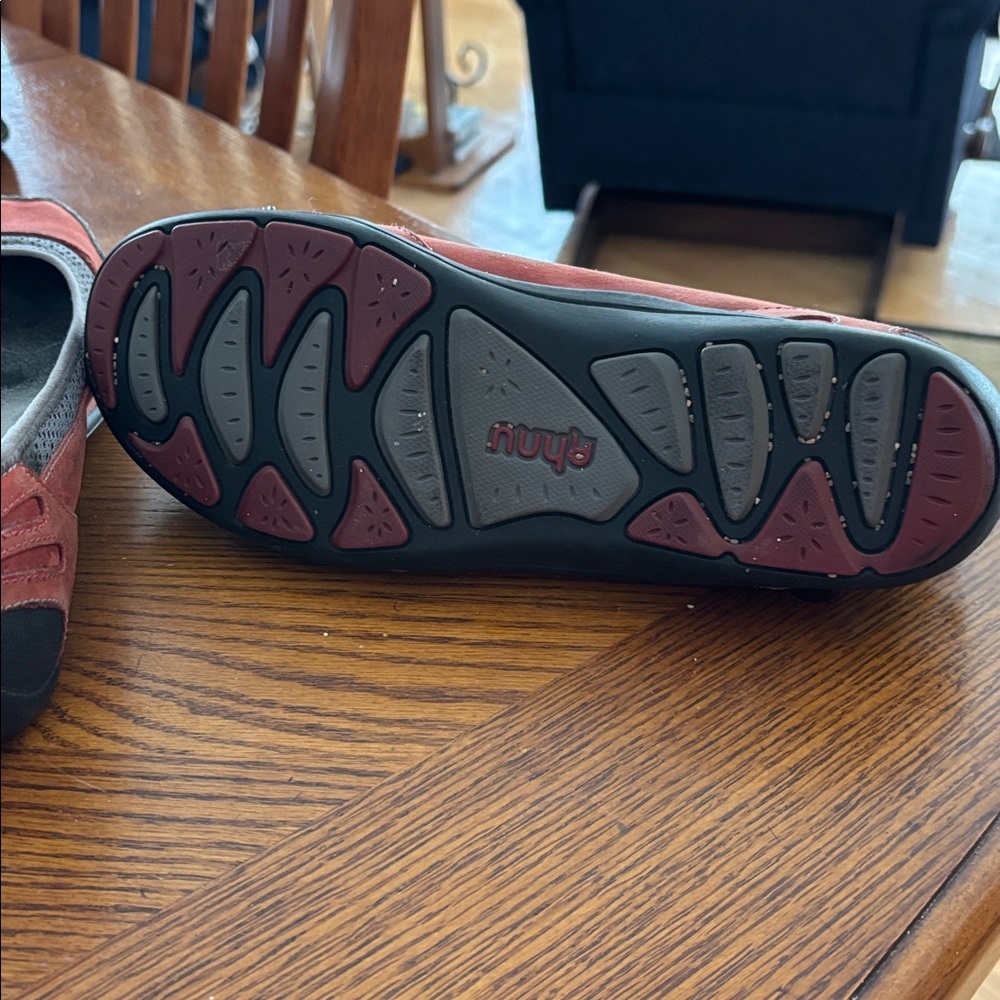 Ahnu slip on shoes 10 - Picture 4 of 4